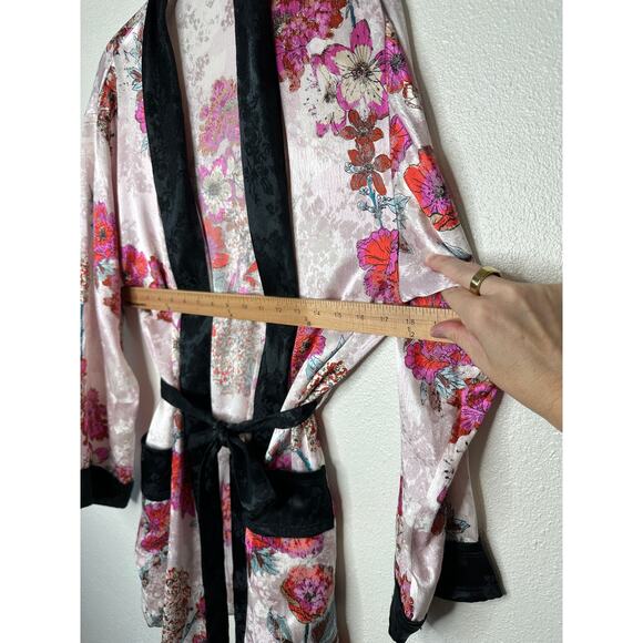 Free People Intimately Pale Pink Cream Multicolor Floral Kimono Bathrobe XS - Picture 15 of 15
